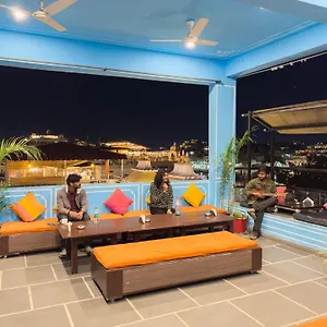  Hostel Madpackers India